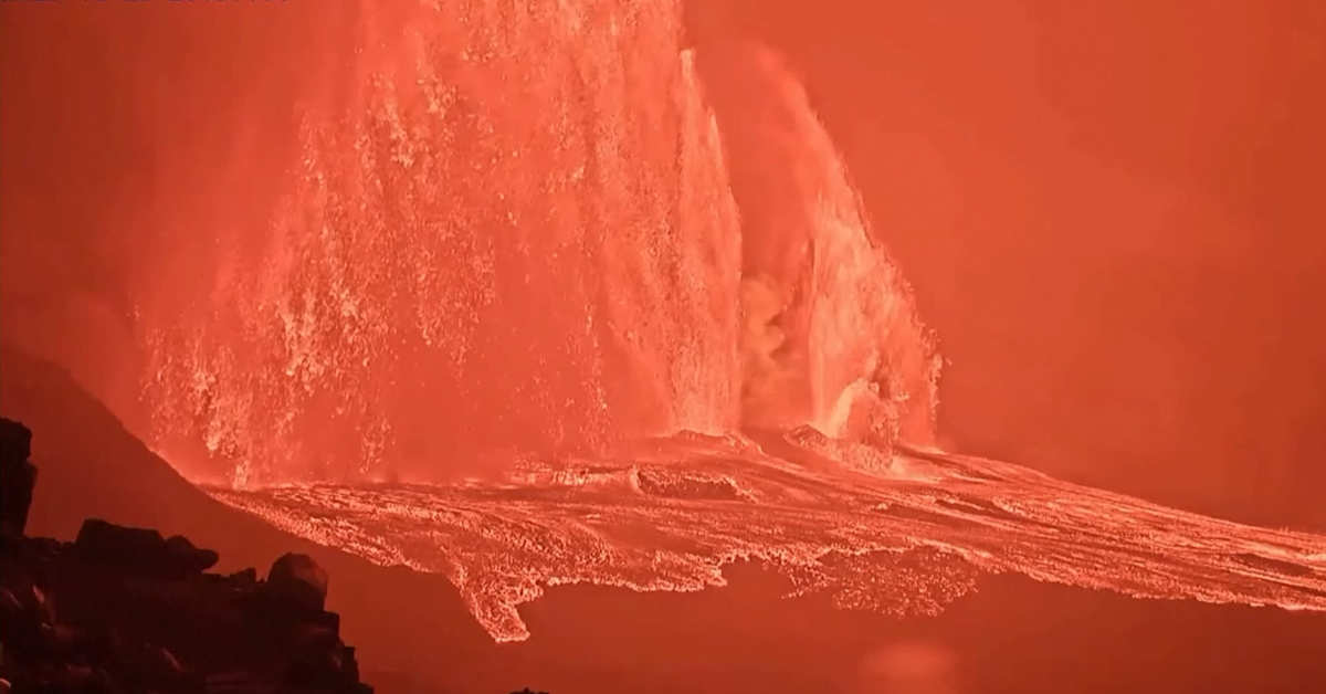Havaijilainen Kilauea-tulivuori näytti upeaa punaloistoa joulun alla. | Ulkomaat