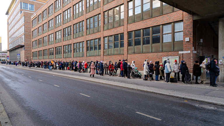 Hurstin joululounaalle jonottajia ulkona.