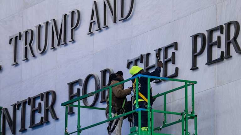 Trumpin nimi lisättiin Washingtonissa sijaitsevan John F. Kennedy Centerin kylkeen viime perjantaina.