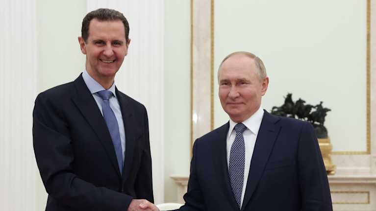 Bashar al-Assad ja Vladimir Putin kättelevät hymyssä suin.