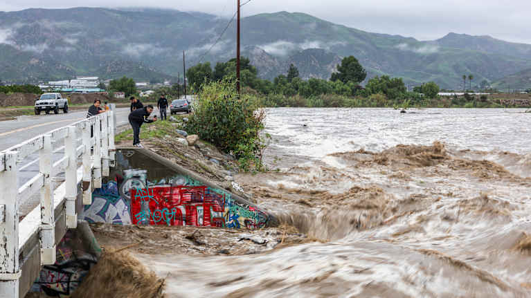 Voimakkaat, ruskeat vesimassat sillalta kuvattuna Kaliforniassa.
