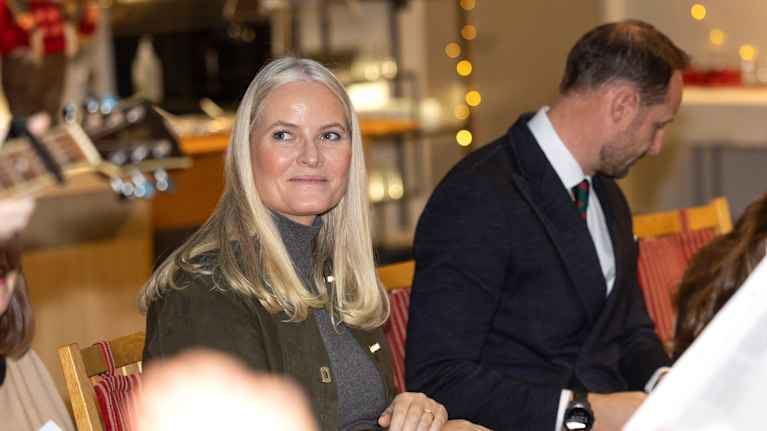 Mette-Marit ja Haakon istuvat pöydässä.