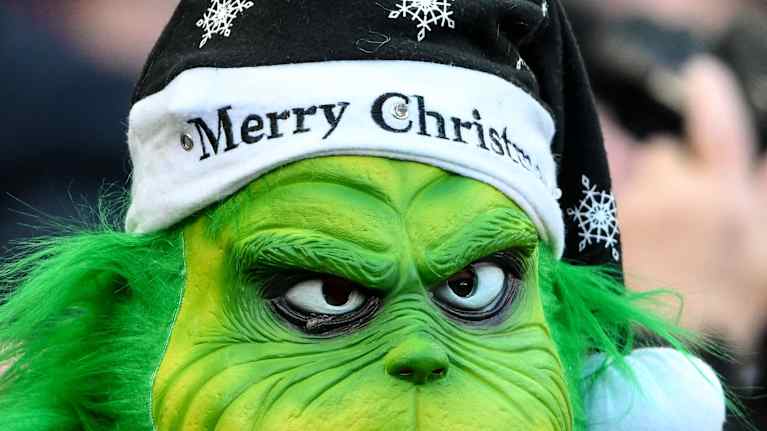 Tyytymättömän näköinen Newcastle-kannattaja pitää yllään Grinch-naamaria Valioliigan tapaninpäivän ottelussa St. James’s Parkilla, Newcastlessa, 26. joulukuuta 2023.