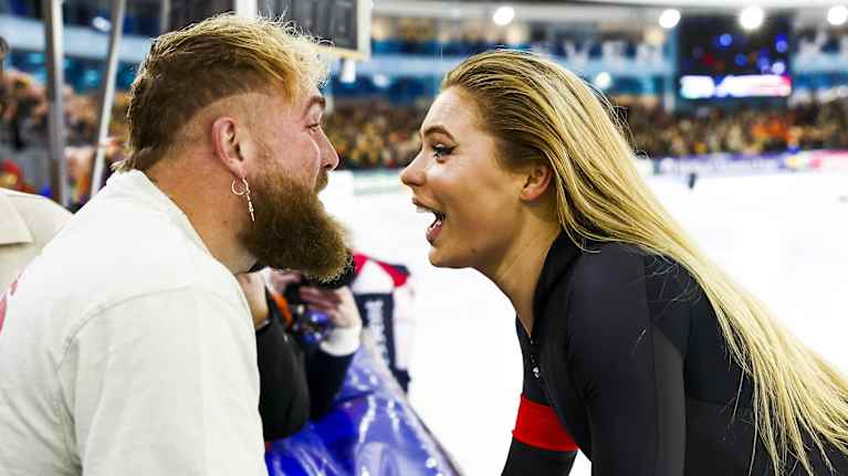 Hollantilainen pikaluistelija Jutta Leerdam ja hänen kumppaninsa, yhdysvaltalainen nyrkkeilijä ja somevaikuttaja Jake Paul, Hollannin pikaluistelun sprinttimatkojen mestaruuskilpailujen toisena päivänä Thialfissa, Heerenveenissä,29. joulukuuta 2024. 