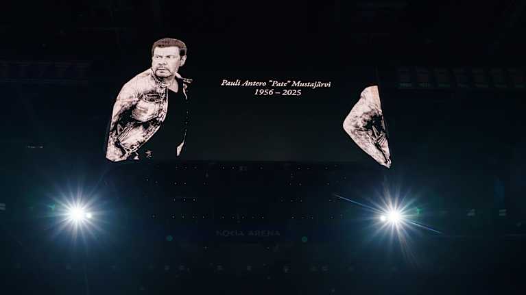 Tapaninpäivä 26.12.2025: Tapparan ja Pelicansin ottelussa hiljainen hetki Pate Mustajärven muistolle.