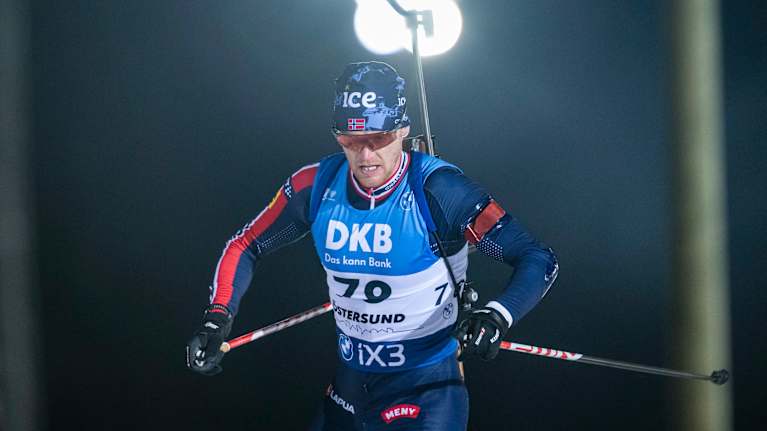 Sivert Guttorm Bakken hiihtää.