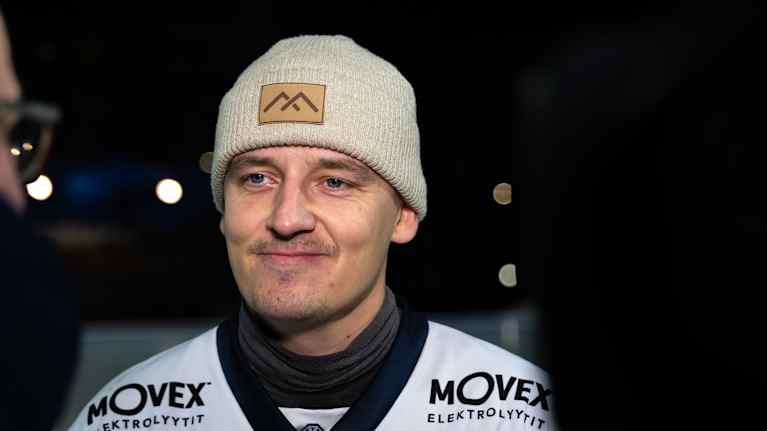 Botnian pelaajavalmentaja Markus Kumpuoja pipo päässä.
