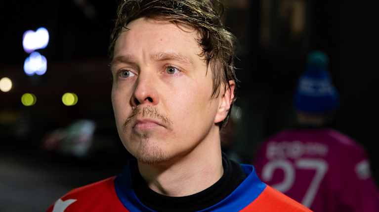 HIFKin Aku Ojanen Brahen kentällä punainen pelipuku päällä.