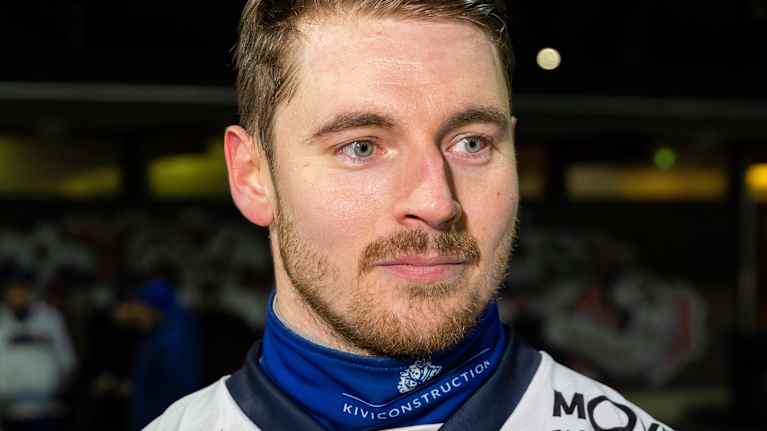 Botnian Pekka Niska valkoinen pelipuku päällä.