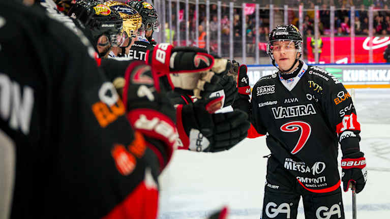 Viljami Nieminen tuulettaa maalia JYP-debyytissään 26.12.2025.