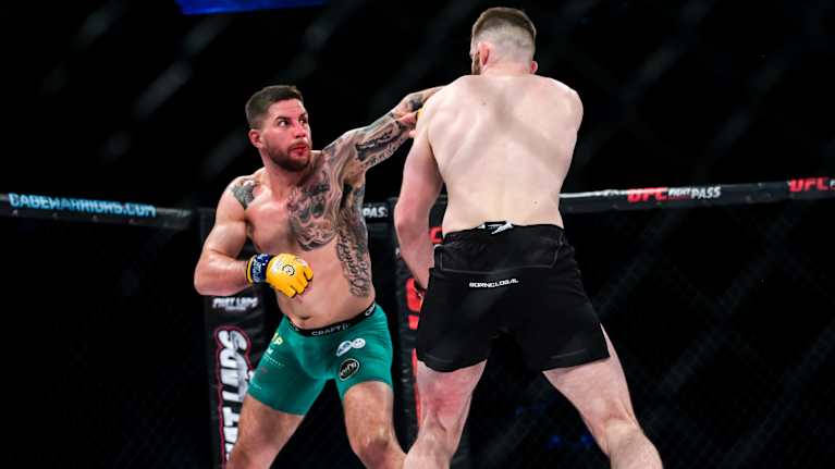 Olli Santalahti ja George Smith kehässä Manchesterissa 15.3.2025.