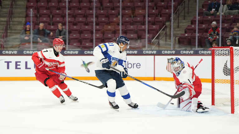 Max Westergård vastakkain Tanskan maalivahti Anton Wildenin kanssa. 