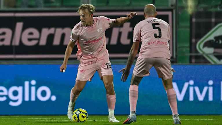 Joel Pohjanpalo etsii tilaa pallon kanssa, Antonio Palumbo pyytää syöttöä viereen.