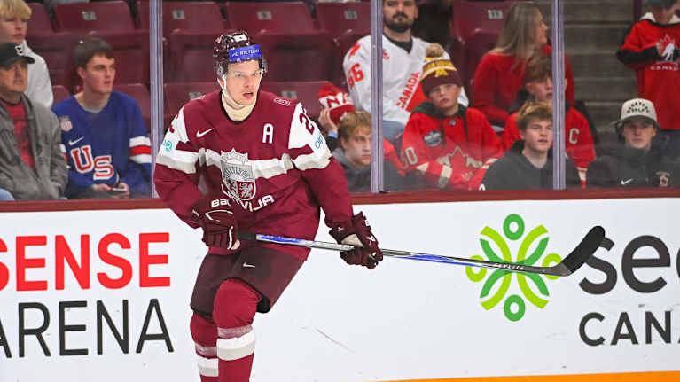 Jukurien luottopuolustaja, Latvian varakapteeni Alberts "Allu" Smits, 18, onnistui hyvin Kanadaa vastaan 27.12.2025. 