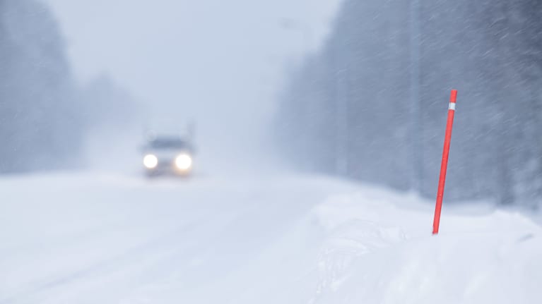 Oranssi aurausviitta valtatien penkalla.