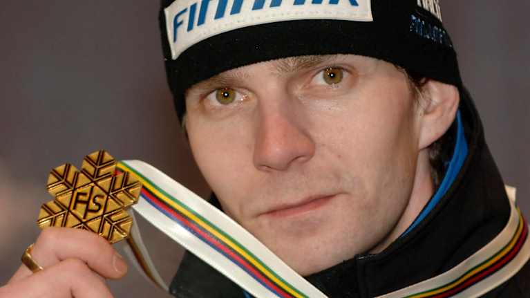 Kausi 2004-2005 oli Ahoselle uran menestyksekkäin. Kuvan MM-kullan lisäksi hän voitti maailmancupin kokonaiskisan ja Keski-Euroopan mäkiviikon.