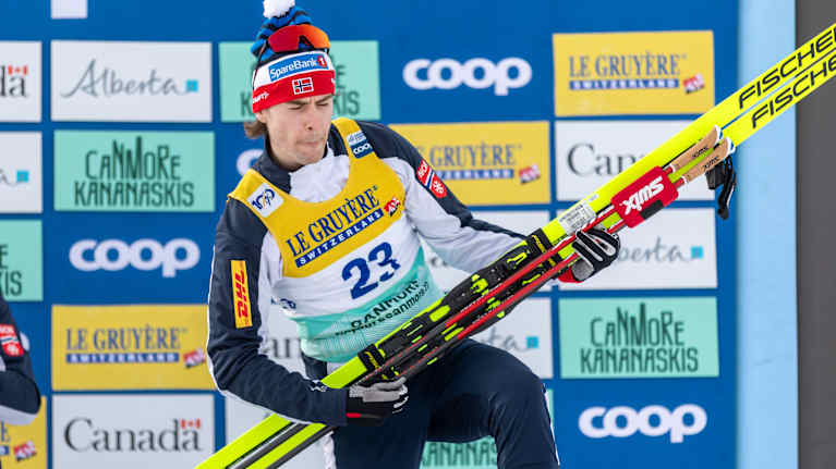 Mattis Stenshagen juhlii palkintokorokkeella.