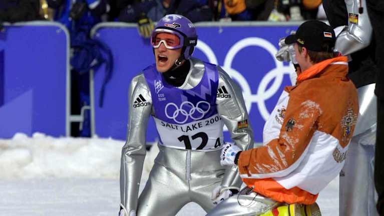 Tämän hetken suomalaiset mäkihypyn ystävät muistavat. Schmitt juhlii muiden saksalaisten kanssa joukkuemäen olympiakultaa Salt Lake Cityssä 2002.