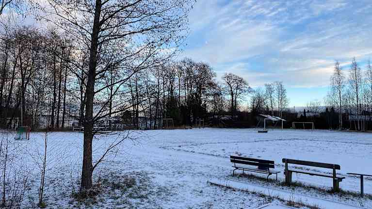 Luminen urheilukenttä Kotkan Tiutisessa.