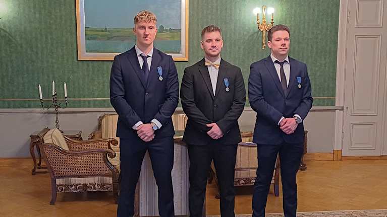 Kolme miestä sai kunniamerkit.