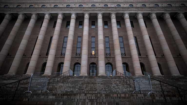 Eduskuntatalo joulukuussa 2025.