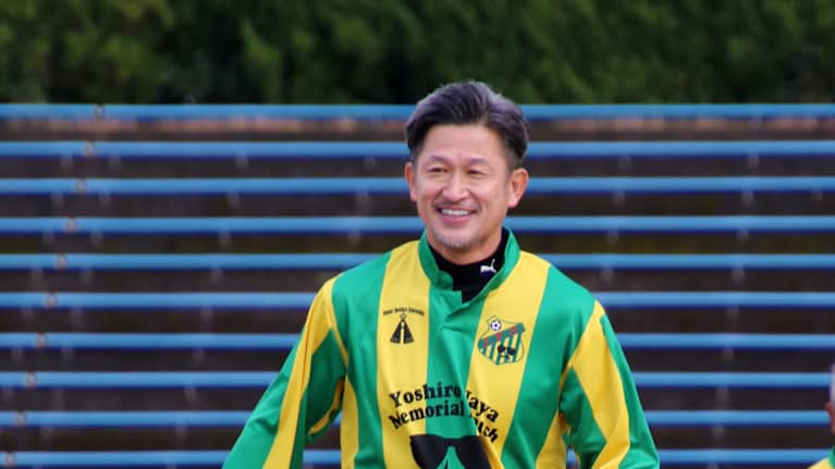 Jalkapallon japanilaislegenda Kazuyoshi Miura hymyilee Shizuokassa 15 tammikuuta 2023. 