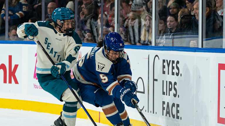 Seattle Torrentin Aneta Tejralova (nro 2) kamppailee PWHL:ssä.  