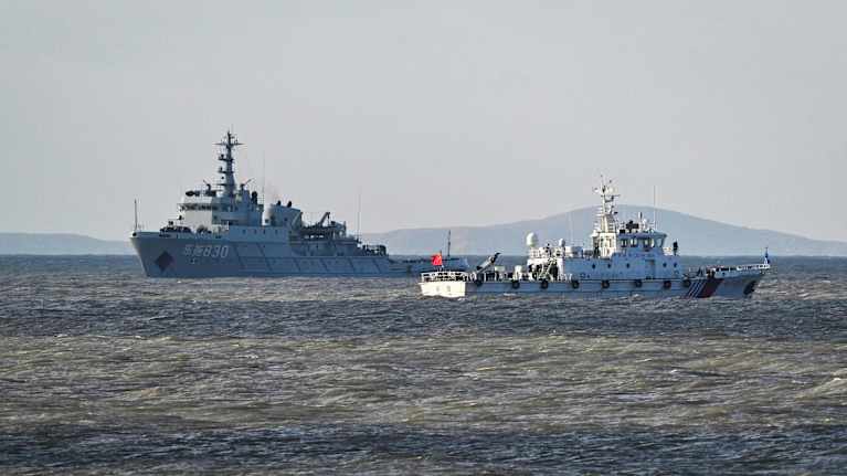 Kaksi kiinalaista sota-alusta merellä.