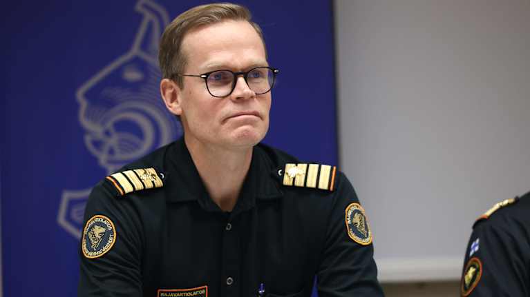 Komentaja Mikko Simola Suomenlahden merivartiostosta tiedotustilaisuudessa.