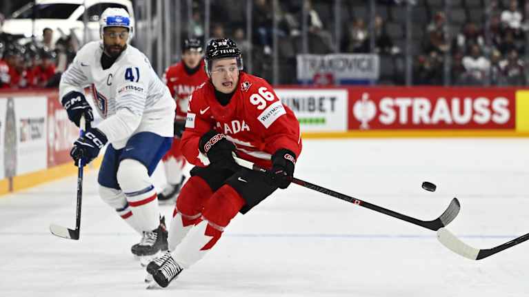 Två spelare på isen i en hockeymatch.