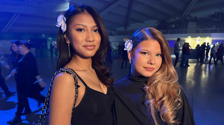 Kaksi nuorta naista poseeraa kameraan. 