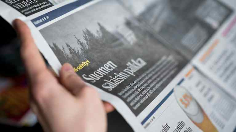 Mies lukee Helsingin Sanomia
