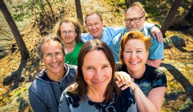 Rusakko täräytti vasemman suoran, ja sinitiainen kävi varkaissa – katso hauskat videot | Yle Luonto