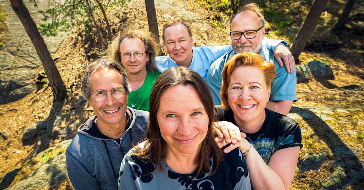 Rusakko täräytti vasemman suoran, ja sinitiainen kävi varkaissa – katso hauskat videot | Yle Luonto