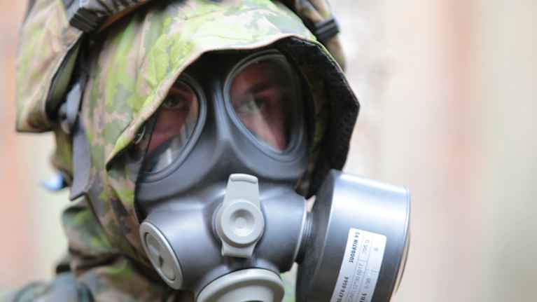 sotilaalla on kaasunaamari