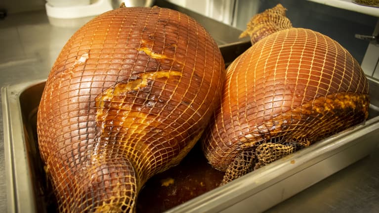 Kaksi joulukinkkua paistovuoassa.