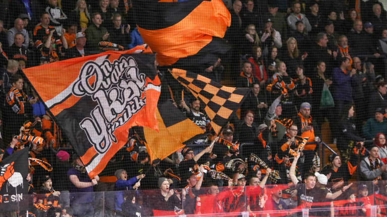 Yleisö kannustaa KooKoota katsomossa