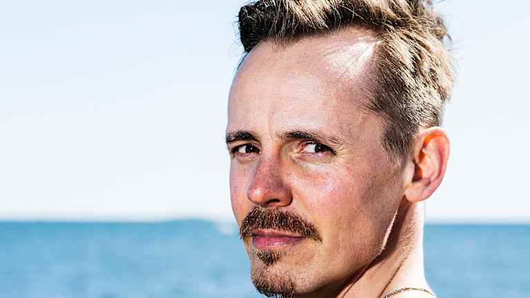 Näyttelijä Jasper Pääkkönen kuvattiin Helsingin Hernesaaressa aurinkoisena päivänä toukokuun lopulla.