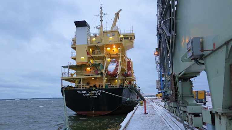 Thor Liberty -alus Mussalon satamassa Kotkassa joulukuussa 2011.