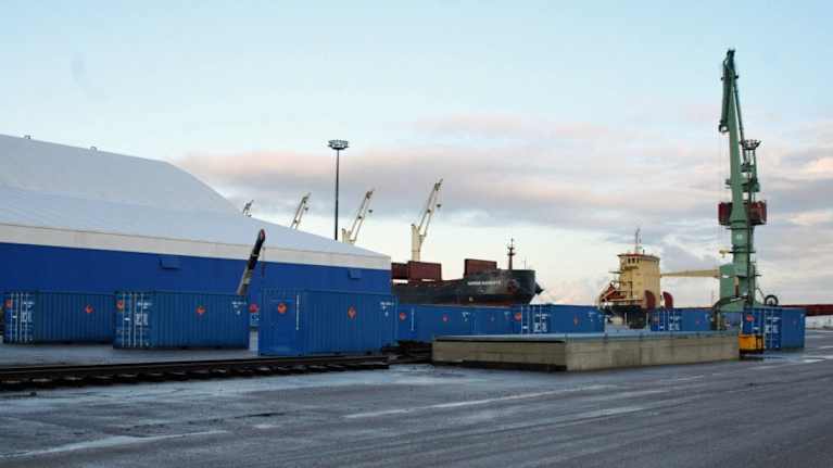  Ohjuskontit Kotkan satamassa.