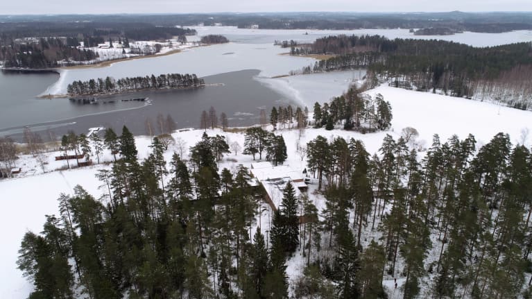 Ilmakuva hotelli Heimarisya. Saimaata ja peltoja hotellin ympärillä.