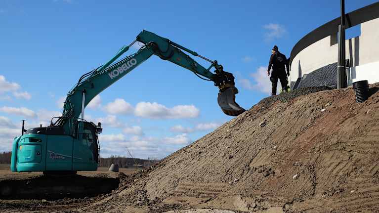 Kaivinkone biokaasulaitoksen työmaalla Jalasjärvellä.