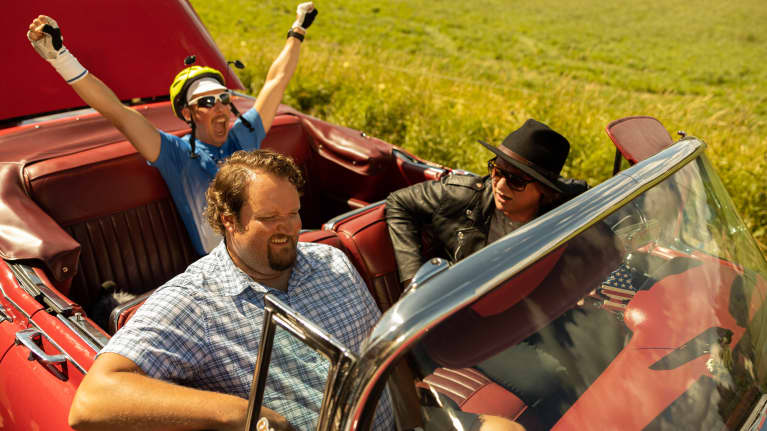 Aku Hirviniemi, Sami Hedberg ja Jaajo Linnonmaa avoautossa.