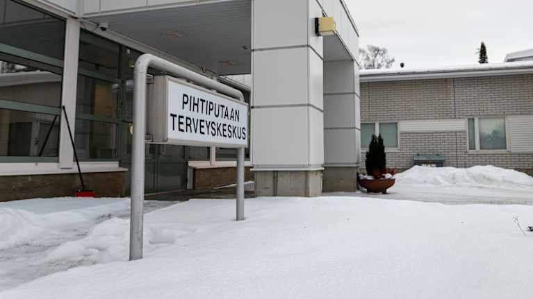 Pihtiputaan terveyskeskuksen pääsisäänkäynti. Nietokset ympäröivät kulkuväylää.