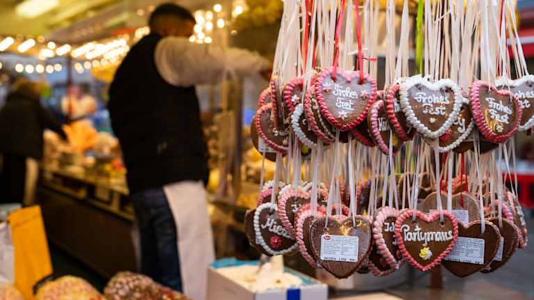 Joulumarkkinat Frankfurtissa. Lähikuvassa koristeellisia pipareita.