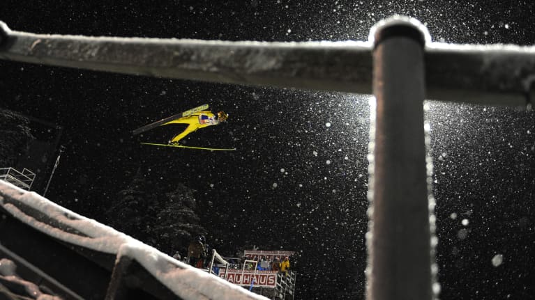 Mäkihyppääjä ilmalennossa Rukan suurmäessä. 