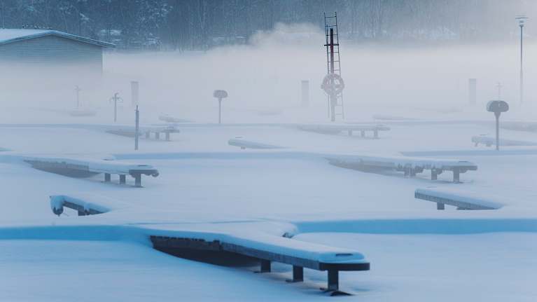 Sumua jäätyneen meren yllä.
