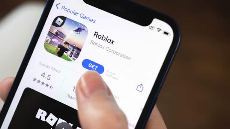 Kuvassa Roblox kännykän ruudulla. 