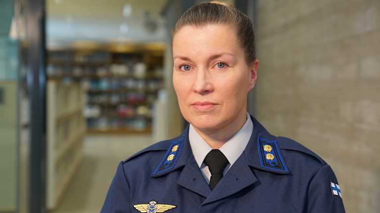 Everstiluutnantti Inka Niskanen, ilmasotaopin pääopettaja, maanpuolustuskorkeakoulu.