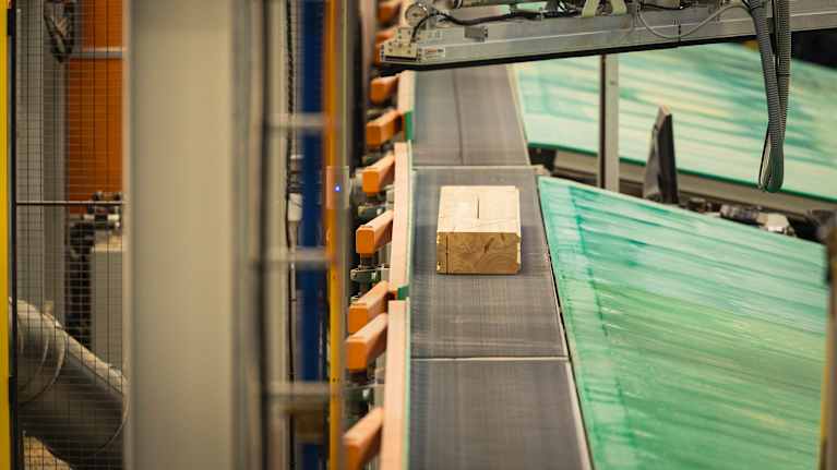 Hirsi kulkee linjastolla Honkarakenteen tehtaalla Karstulassa.